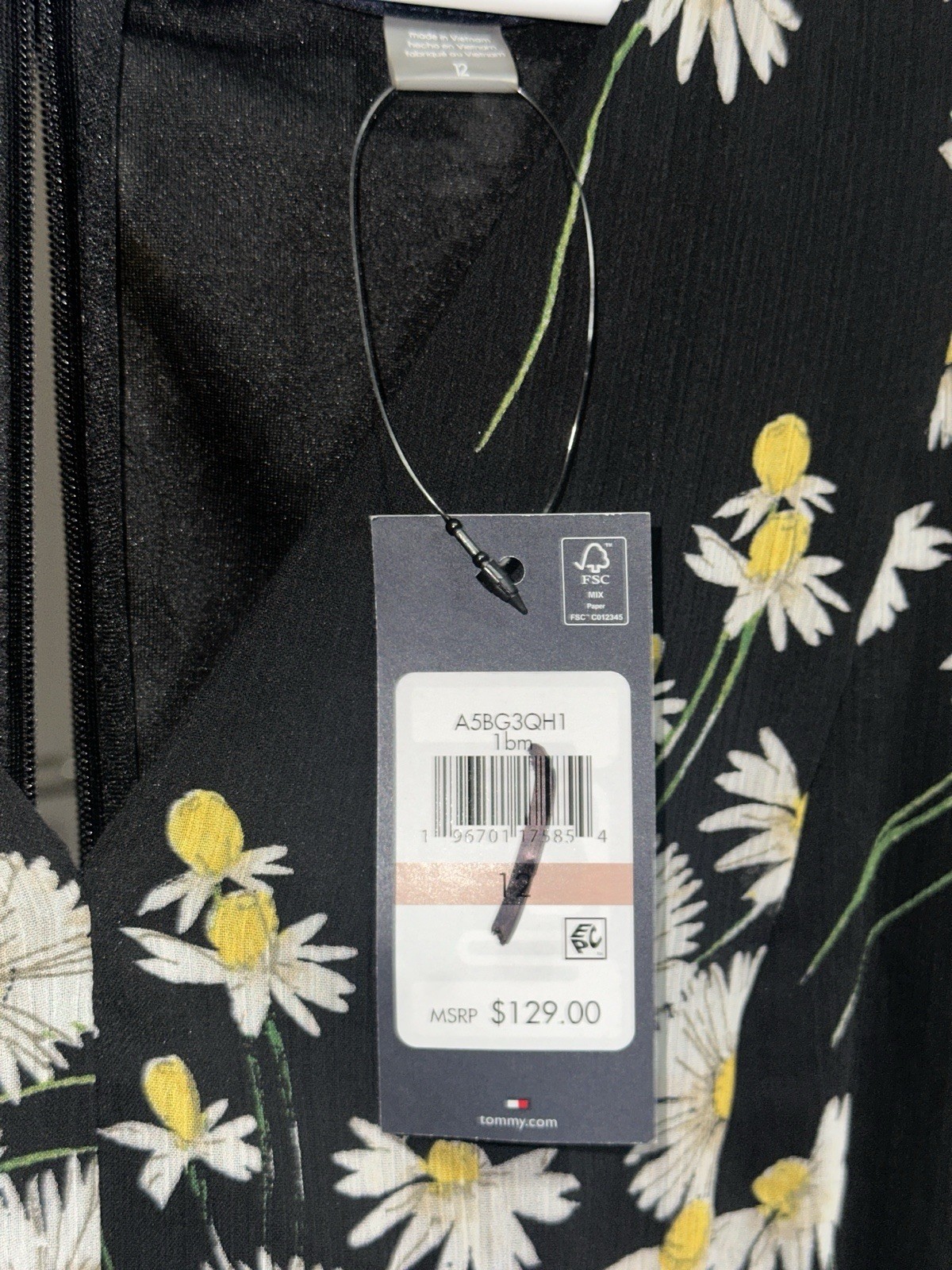 NWT TOMMY HILFIGER FLORAL DRESS NEEDS OF ZIPPER REPLACEMENT.